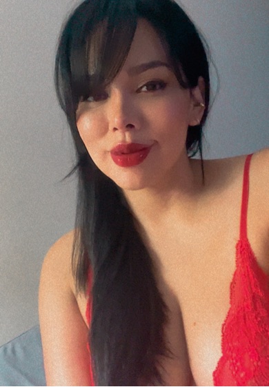 Adult woman in casual style shown as a chat introduction card